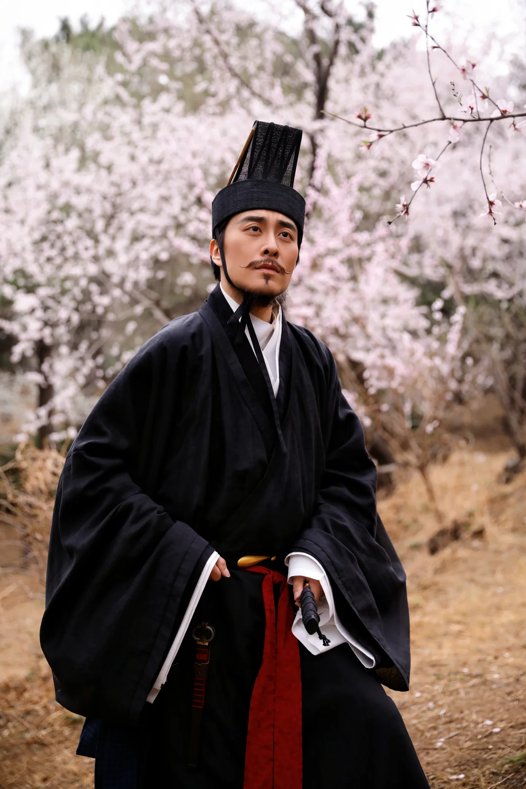 孤吏出幽州，桃园吊古魂