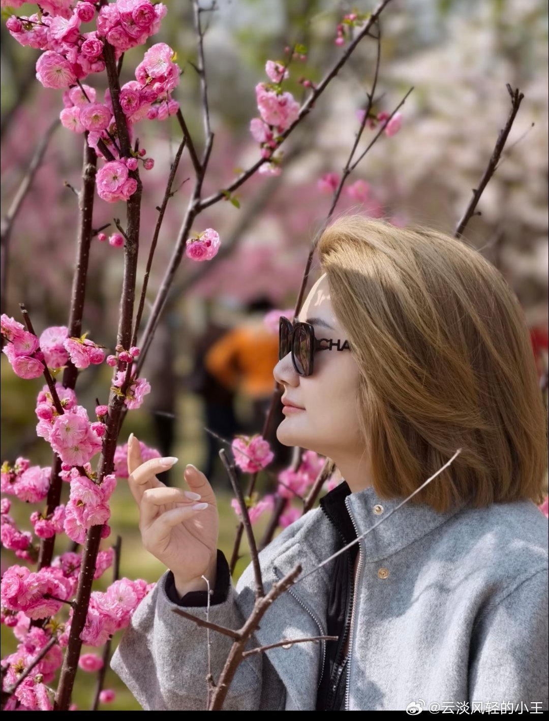 #粉笔李梦圆宣布辞职#粉笔李梦圆辞职啦[委屈]！认真看完了长文，最有感触的是放下了“备课，跨区域沟通和繁杂的团队协同事务”，“繁杂的”这个形容词是多么的有力量，工作过的人都应该深有体会。

努力工作是为了让我们更好的生活，可以陪家人，可以旅游，可以逛街，可以在深夜做自己。但似乎这些人生 ​