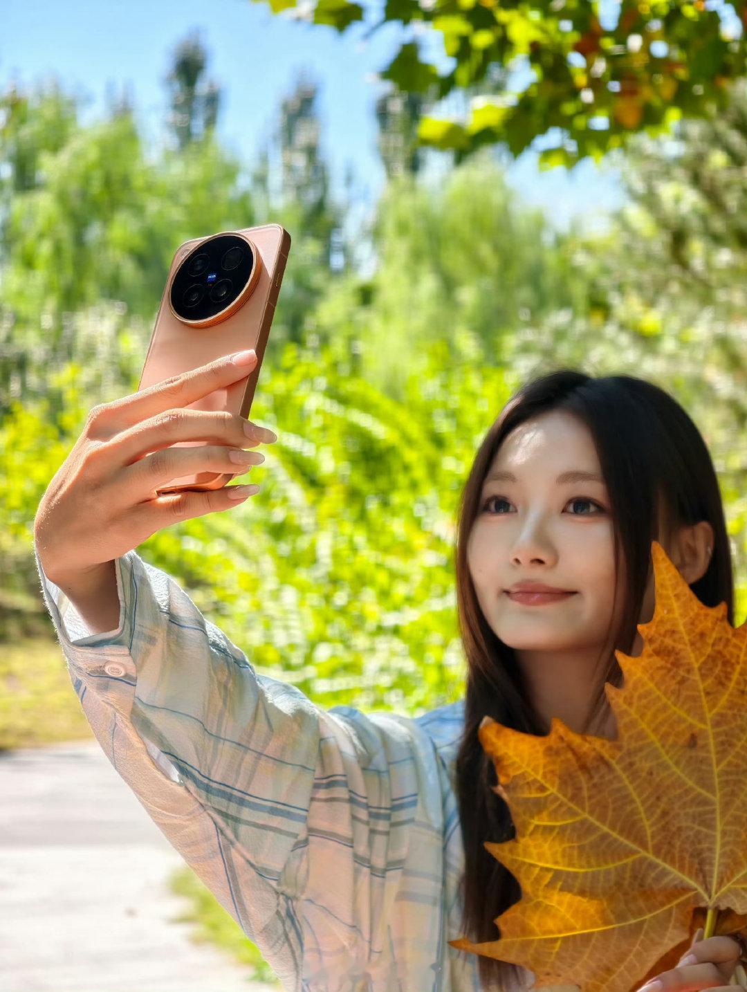 #今年最好的2K屏都在vivo# 今年一众旗舰里，vivo的2K屏格外亮眼。Q11材质大幅降低功耗，色彩均匀，滑动流畅，打破2K屏耗电的固有印象。 ​