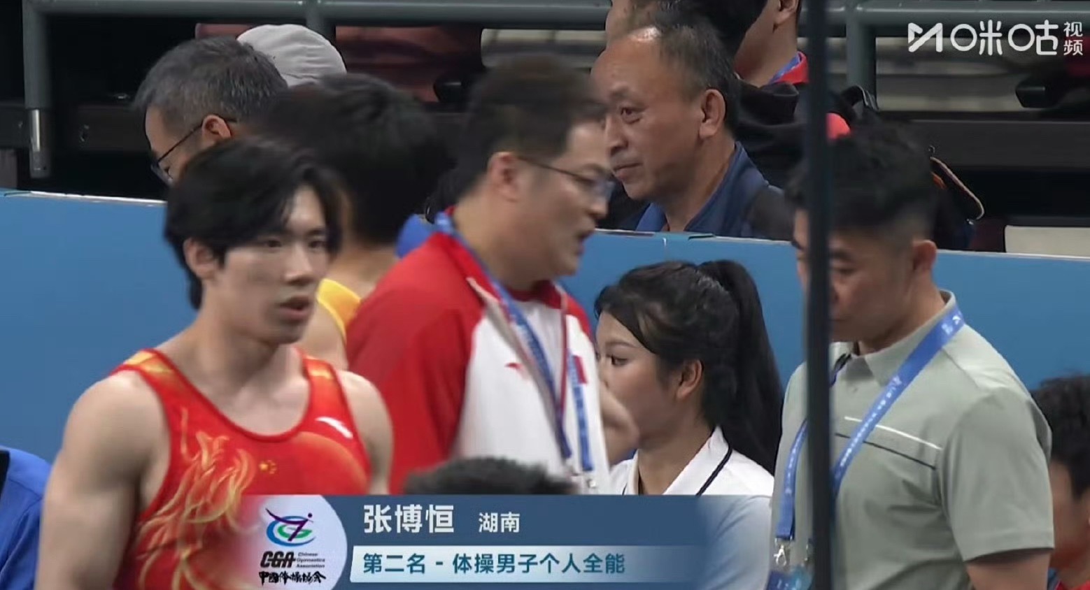 🥈 [话筒]全锦赛男子个人全能暨全能团体决赛，杨皓楠获得个人全能金牌...