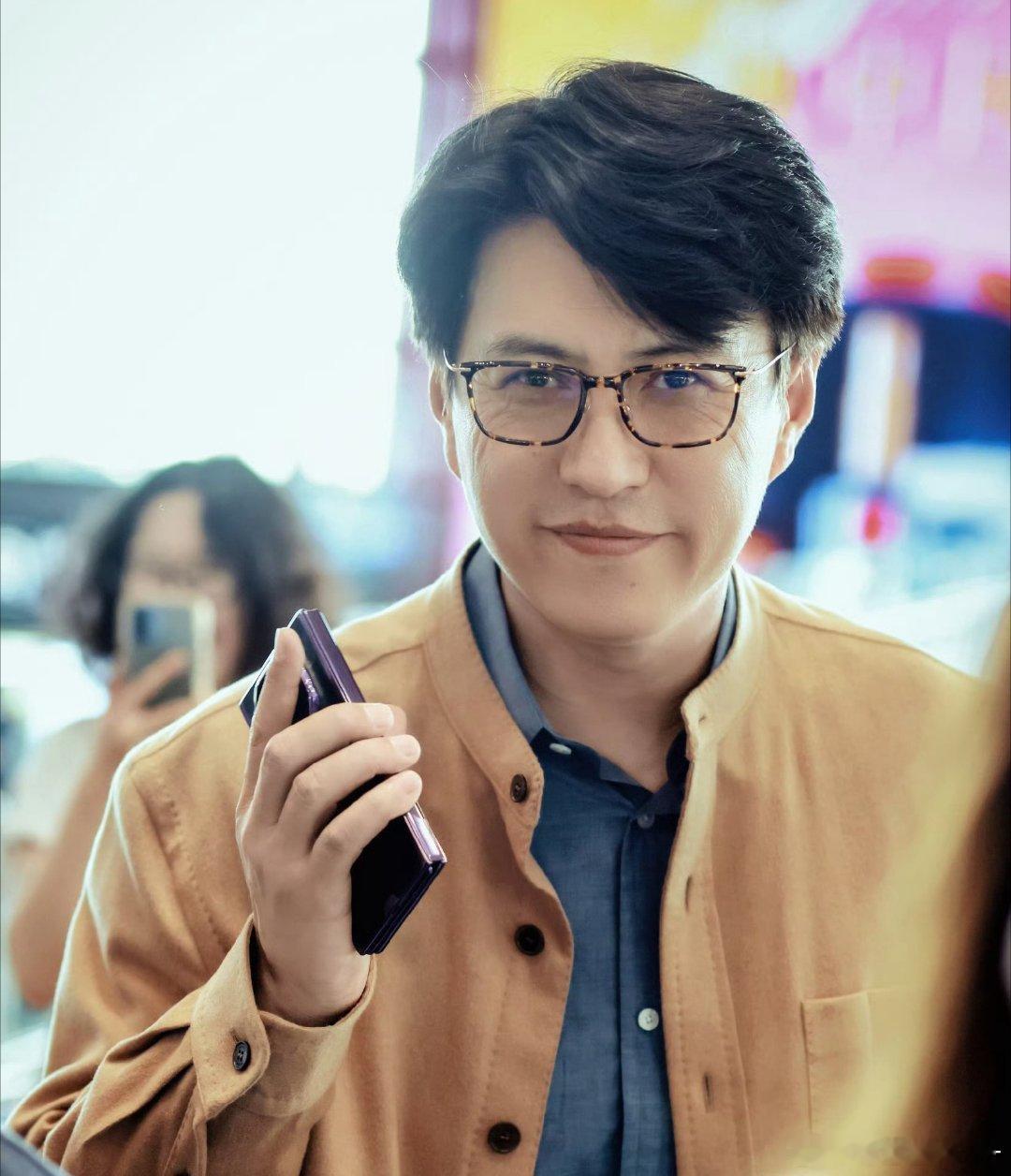 #靳东[超话]# 
总是在想的人，脑子里都是问题；总在做的你，心中都是答案。 ​