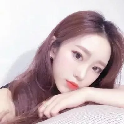 温柔甜美的少女，静静躺在柔软的床上，仿佛时间都静止了。