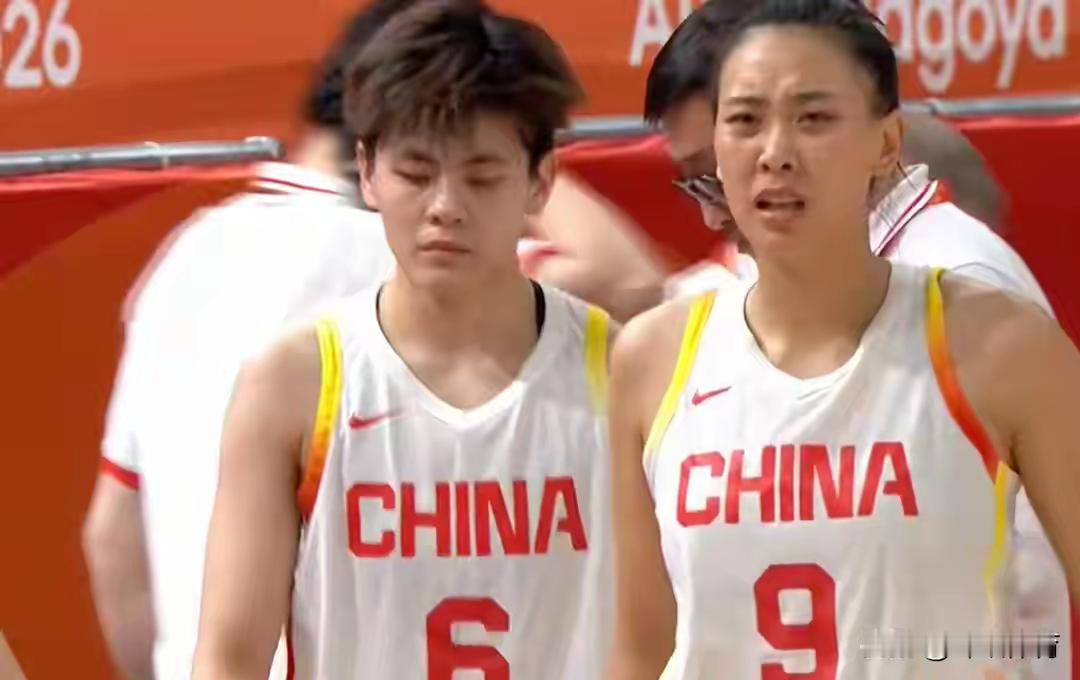 热点观点畅聊会 先是中国男乒失利，现在中国女篮又没进四强。想想以前，中国女篮不仅在亚洲是永远的老大，在世界赛场也能够获得奖牌，恍如隔世！其中一个主要的原因，就是主力球员被逼走了，李梦也是在当打之年，可惜这些年一直弃而不用，所谓的以老带新，最后又付