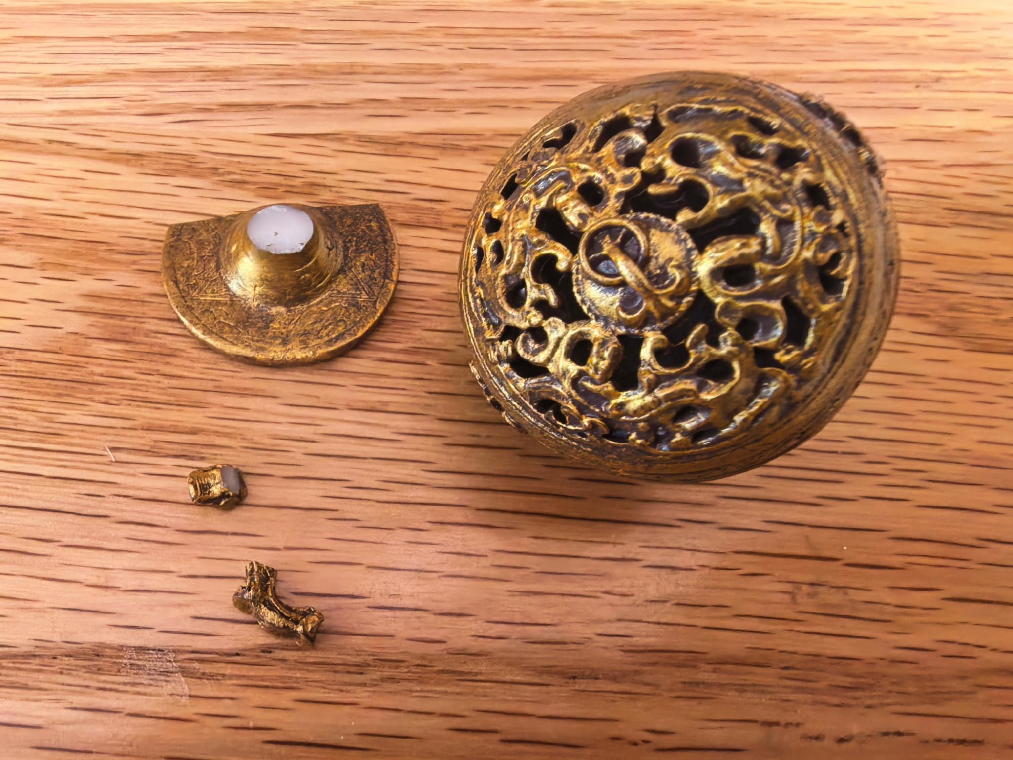 不知道这算不算天意侵蚀 今年2月过完年回南京，发现我书房的文物冰箱贴墙...