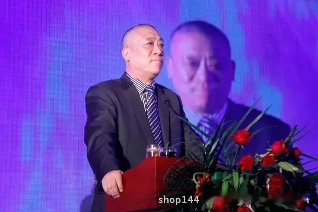 标题：20多年不打卡不考勤！崔培军的管理，戳中多少打工人的心
 
提到企业管理，很多公司指纹打卡、人脸签到、迟到扣钱已成常态。但河南矿山崔培军的企业，从2002年建厂开始，二十多年坚持不打卡、不考勤，全公司就只有12条基础规则。
 
崔培军说：下雨下雪天，员工前一晚加班，第二天晚来一两个小时很正常。