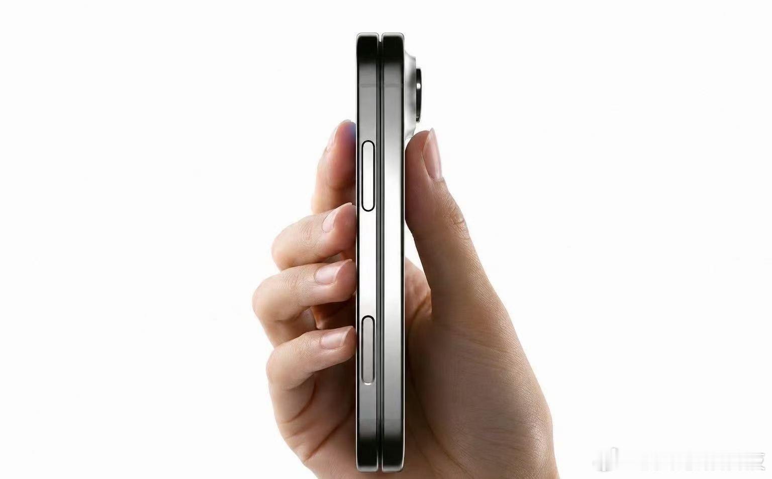 #iPhoneUltra爆料汇总# Tom’s Guide近日采访了彭博社记者Mark Gurman，他透露，iPhone Ultra预计配备5.5英寸外屏和7.8英寸内屏，此前传闻可能缺席的MagSafe也不会被砍，仍将支持磁吸充电和相关配件。

大家比较关心的折痕问题，Gurman称，目前效果已经比较接近三星最新折叠屏，苹果更强的铰链设计还有 ​