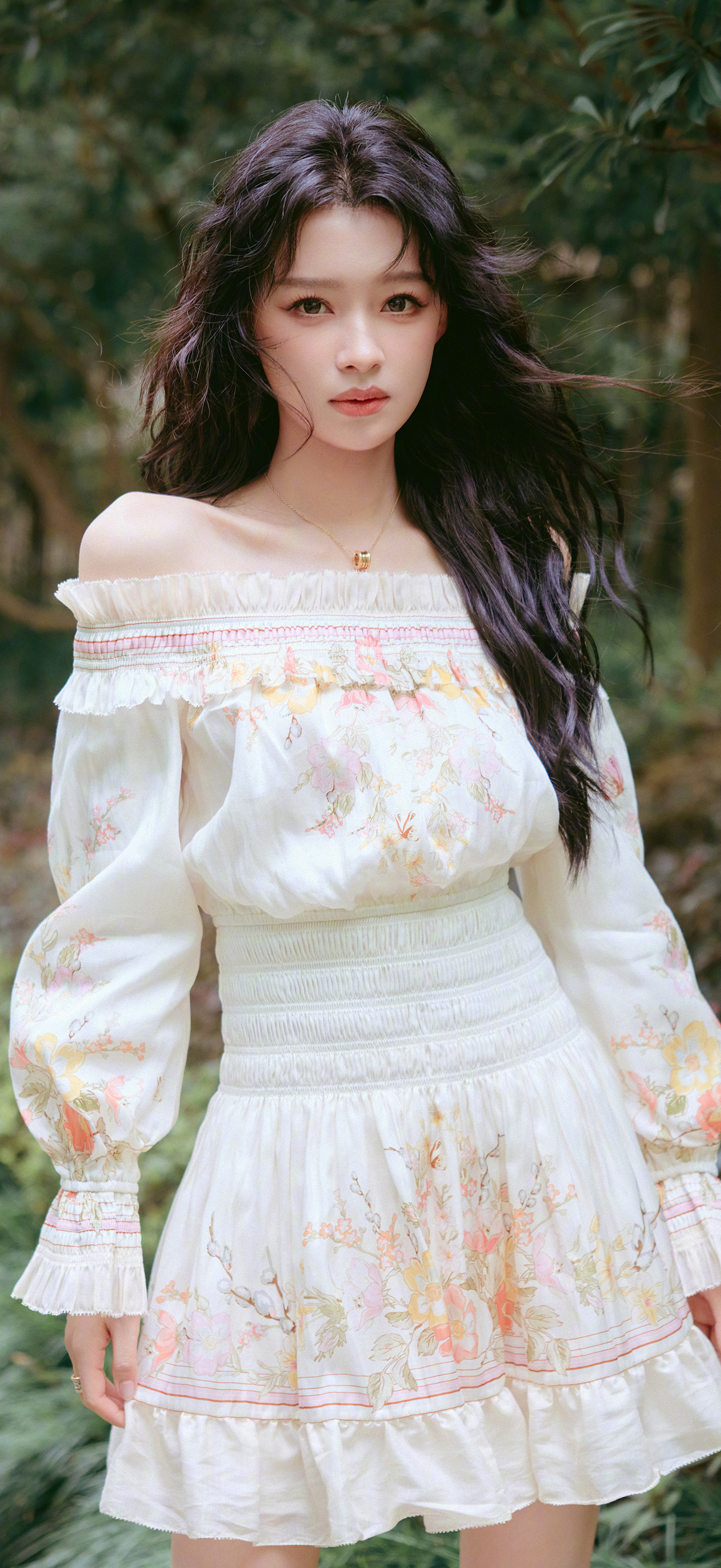 孙怡壁纸 碎花与长发，是夏日限定浪漫。
#孙怡# ​