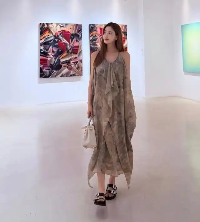 李多海距离生产两个月，网友：看着不像孕妇，盯上名牌婴儿衣橱。 ​