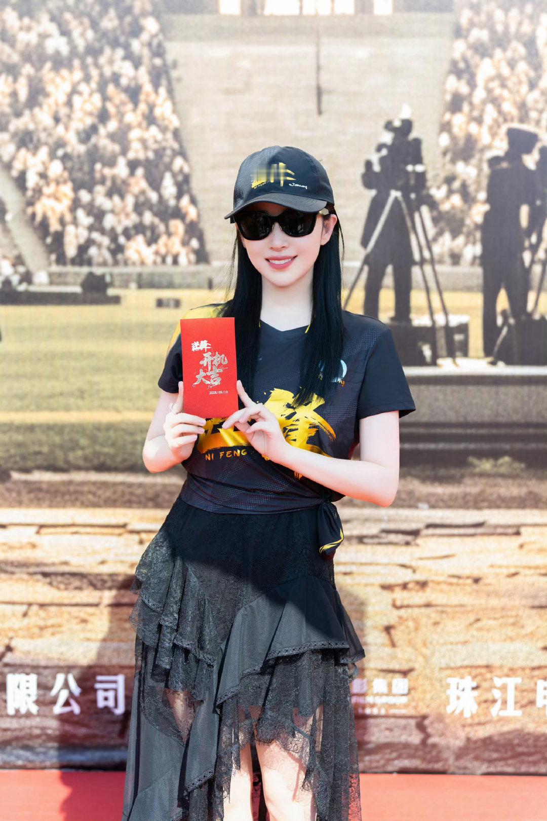 #阚清子开机照戴了浪姐队戒#
闪闪亮💍 ​