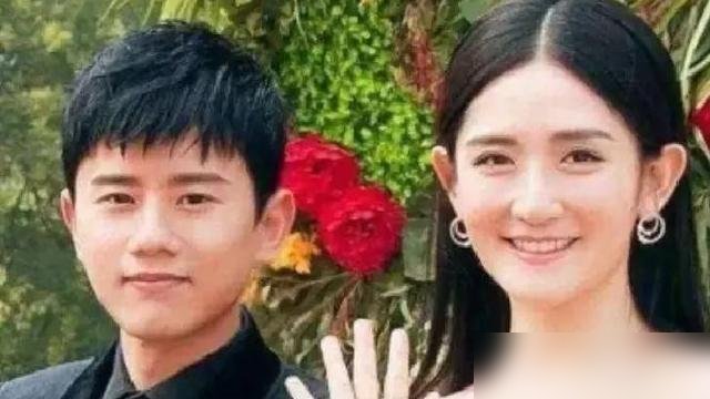 张杰谢娜当年结婚，没买房，租在汤臣一品。
不是买不起，是把钱全砸张杰专辑和巡演上了。房租再贵是消费，巡演转起来才是资产。
回过头看，张杰鸟巢连开16场，舞台设计刚拿法国金奖，新加坡站也爆满。谢娜呢，成都演唱会一开，争议跟着来，巡演直接叫停。
两口子一个把钱变成生产力，一个把钱变成热搜。
但谢