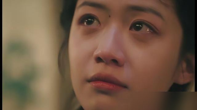 陈伟霆递过来的半根烟，向涵之直接接了，还吸了。片场路透一出，评论区直接炸了，说好的清冷破碎感呢？她倒好，连解释都懒得解释，反手甩出亲妈旧照，配文“不让我发我就发”。
这姑娘是有前科的，早年为棋牌室吸烟公开道过歉。后来《余红旧事》里演得越好，戏外烟不离手的形象越刺眼。经纪公司出来灭火，说她单身、忙工
