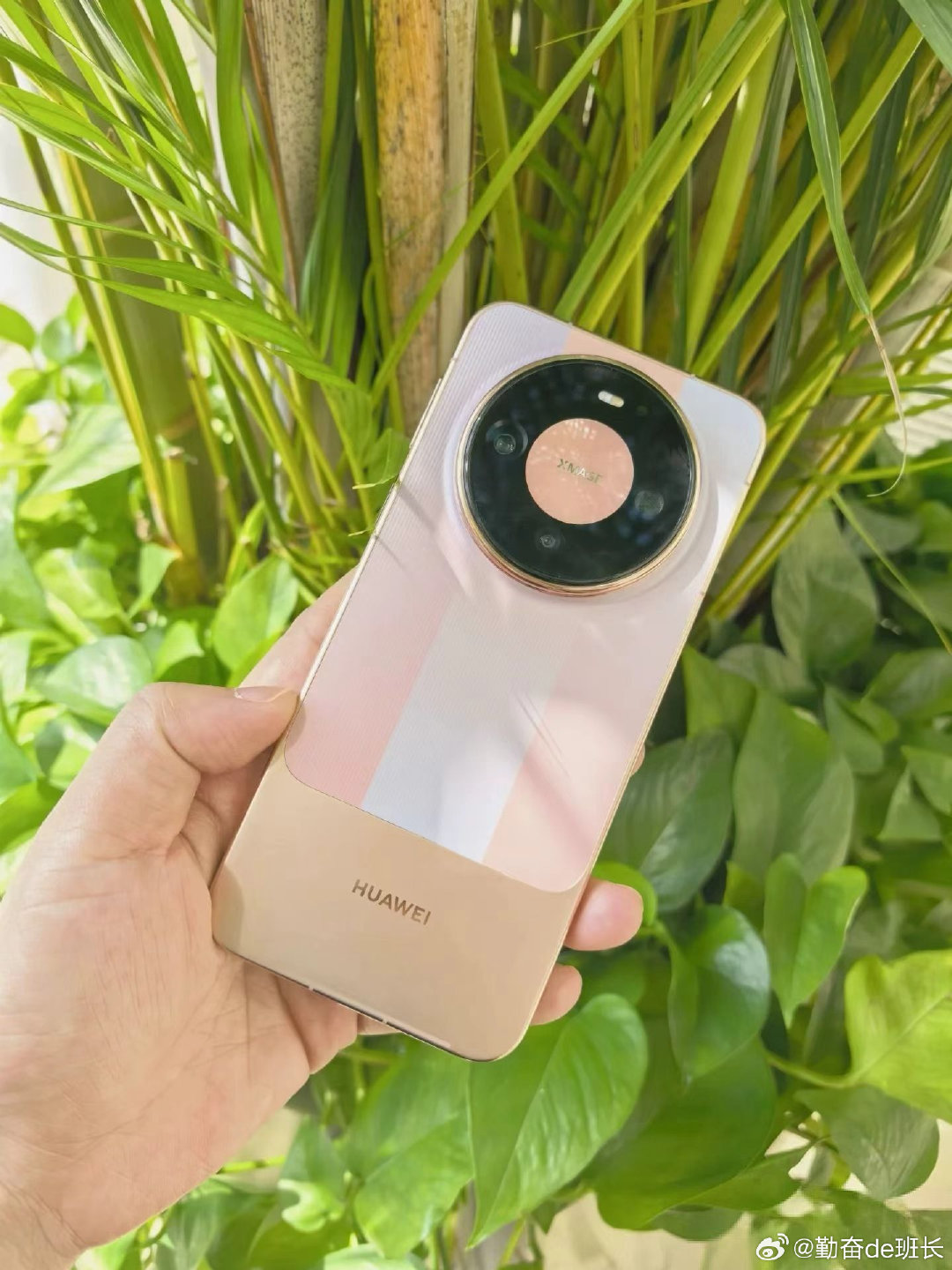 #Mate90全系搭载旗舰韬芯片# 记录科技的高光时刻：逻辑折叠架构压缩关键路径时延，硬件光追每秒 5500 万条光线同时渲染，端侧 30B 大模型本地跑，隐私更安全。这是国产半导体向前的注脚，也是消费者能实实在在拿到的体验升级，值得被好好记录下来。#华为Mate90ProMax性能提升31%# ​