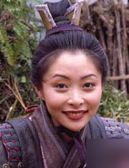 纸戒指当众跪地，八年感情连未来俩字都没提过。李珊珊终于把话挑明了：那场轰轰烈烈的求婚，是被曾志伟一帮人起哄架上去的，不跪收不了场。
98年拍《烈火雄心》好上，差12岁。男的要稳，女的还爱玩，身边追的人没断过。06年刚求完婚，三个月就散了。
后来李珊珊惊恐症一躲就是二十年，去年才露面。钱嘉乐转头娶