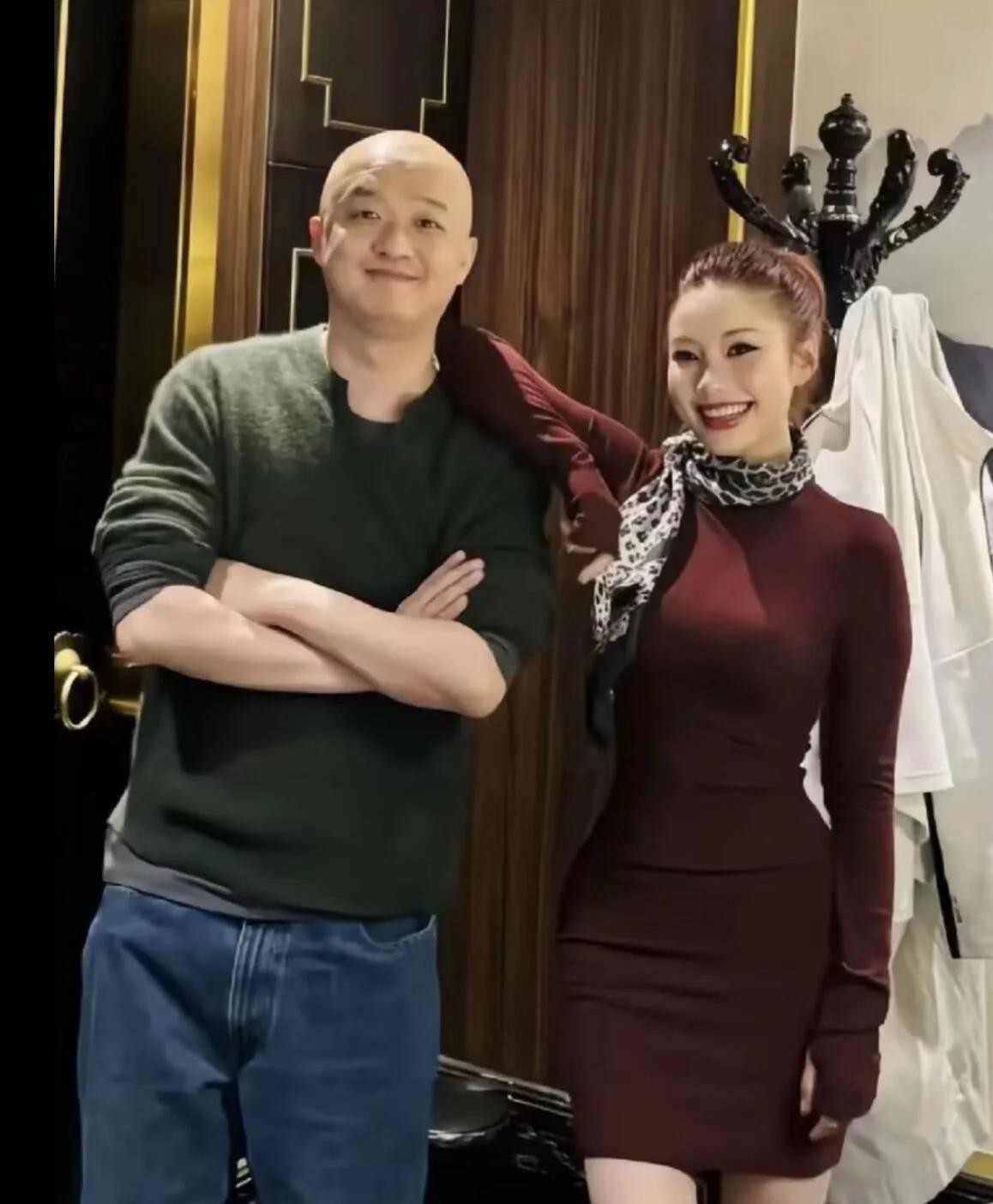 包贝尔这次彻底哑火了。刘大锤视频里凌晨一点进房拉窗帘，早上八点才出来，七个多小时，这动作熟练得让人没法不多想。要知道当年传他出轨，他凌晨四点就能跳出来发誓倾家荡产都要告，那叫一个刚。现在呢？老婆包文婧评论区悄悄一关，工作室装死，本人一个字没有。刘大锤还特意替他“澄清”说不是嫖娼，是饭局上认识的素人，