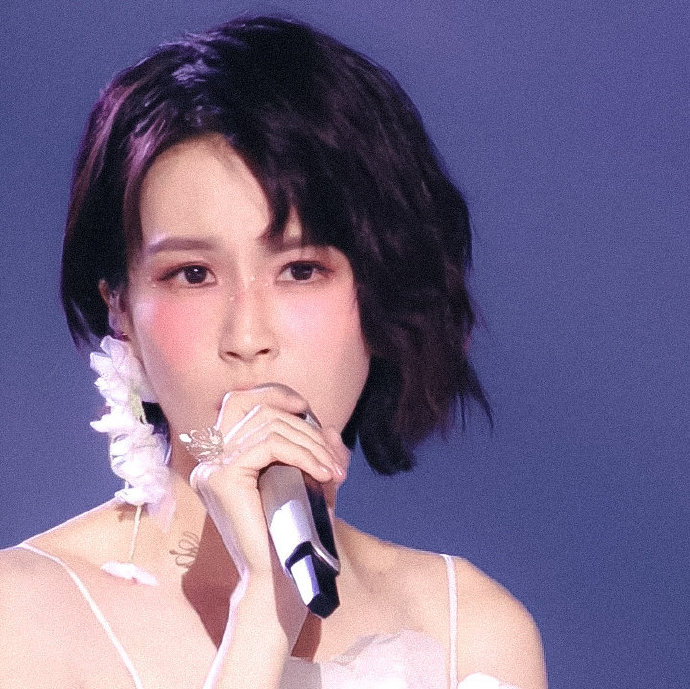 青春回忆杀袭来，曾沛慈演绎《一个人想着一个人》，舞台感染力拉满