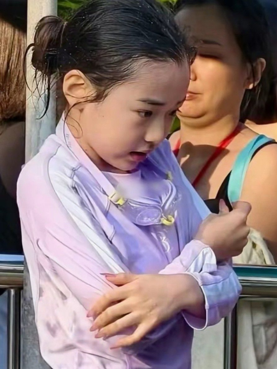 真不愧是明星的孩子，董璇女儿小小年纪，就做了这么长的美甲了! ​