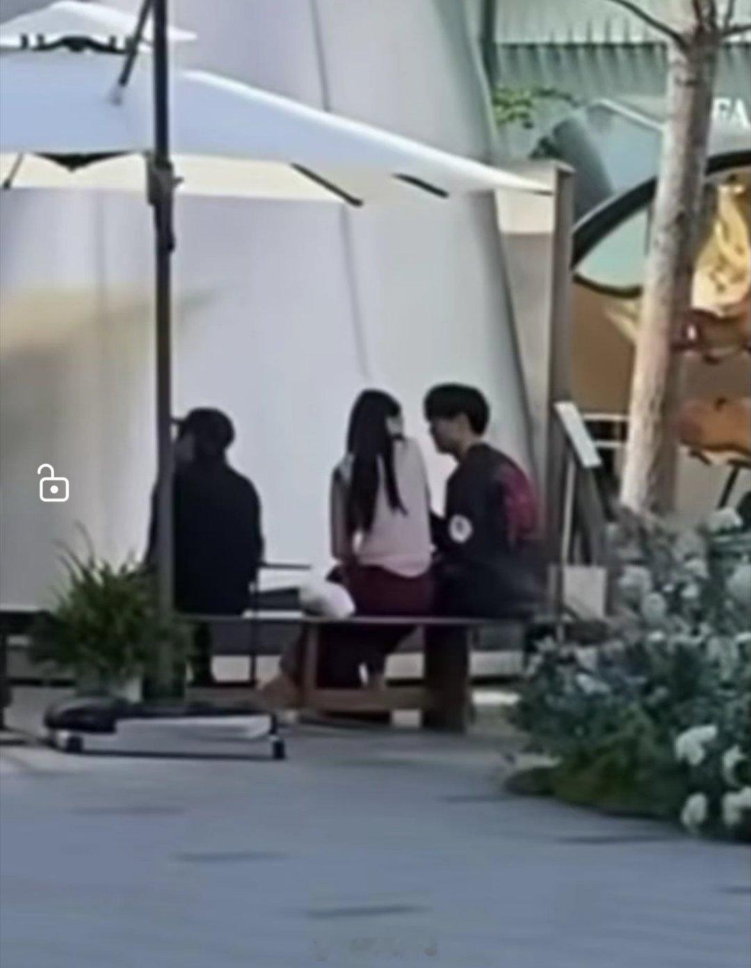 #香港偶遇Jaden和男友逛街##偶遇钟丽缇二女儿Jaden和男友热聊# 旁边是她的男友，穿着浅灰色的上衣，搭配深灰色的短裤，穿着白袜子和红色的拖鞋，这个拖鞋颜色是真显眼啊。两人感情很好，走路一直牵着手，感觉如胶似漆的。 ​