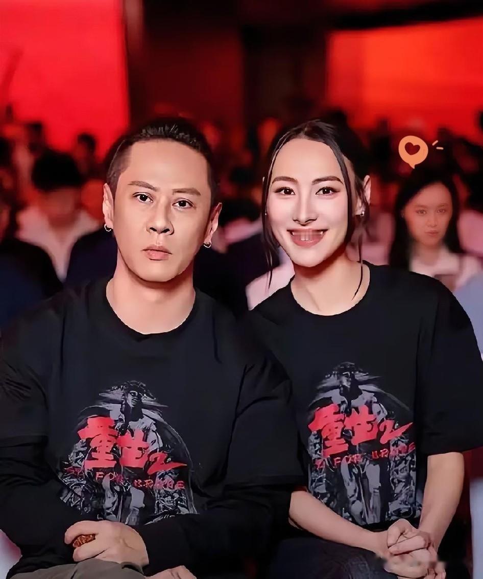 说句实在话，之前我也一直get不到梁洛施的颜值，总觉得她五官是够立体精致，但脸型偏长线条太硬朗，完全是女生男相的路子，英气盖过了柔感，半分温柔似水的女人味都找不到，还纳闷当初李泽楷怎么就看上她了。
后来翻到她的经历才反应过来，大家盯着她的长相评头论足，其实全跑偏了。19岁被杨紫琼介绍认识41岁的李泽