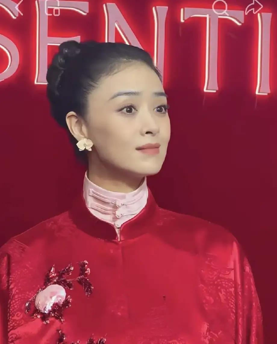 蒋欣这次出席活动，造型师真得出来挨两句批评。
好好的一套大红色礼服，胸前还特意配了红花点缀，单拎出来看，不管是版型还是气场，都特别衬她那种明艳大气的骨相。
偏偏主办方的背景板也是大红色的。
她整个人往台上一站，远景镜头一拉，衣服直接和背景板融为一体，远远看过去像一颗会移动的头，连礼服原本的剪裁