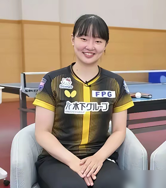 亚运会女单签表一出来，上半区直接挤爆了。王曼昱、张本美和、金琴英、申裕斌、郑怡静全堆一块。这哪是抽签，这是往火坑里推。
反倒孙颖莎舒舒服服待在下半区。同区能叫上号的，就一个早田希娜。签运差得不是一星半点。
有人算过一笔账：张本美和要连过金琴英、申裕斌、王曼昱三道鬼门关，夺冠概率愣是被压到20%出