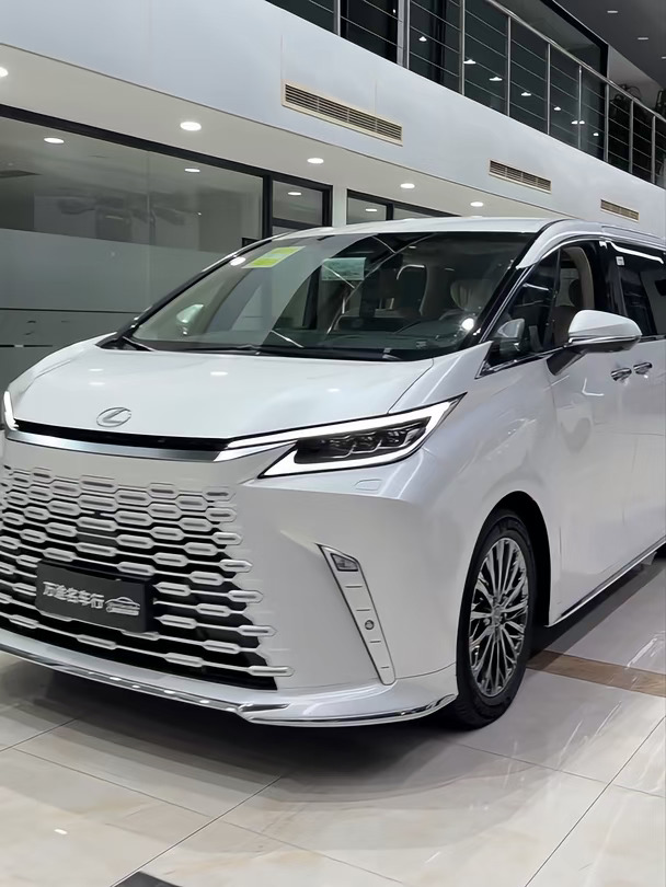 141万题全新26款雷克萨斯LM500！中规现车