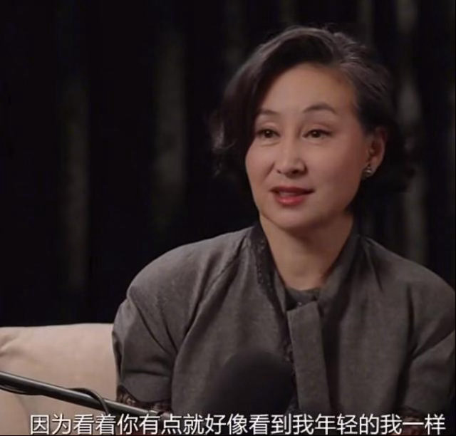 章泽天新一期播客专访何超琼，二人由刘嘉玲牵线相识：何超琼辟谣“赌王不让她学戏剧”，称看到章泽天就像看到年轻时的自己

9月2日，一直备受关注的章泽天播客忽然更新，带来章泽天与重磅嘉宾——“赌王之女”何超琼的对谈。

在这期时长107分钟的节目中，信德集团主席兼董事总经理、美高梅中国董事长 ​