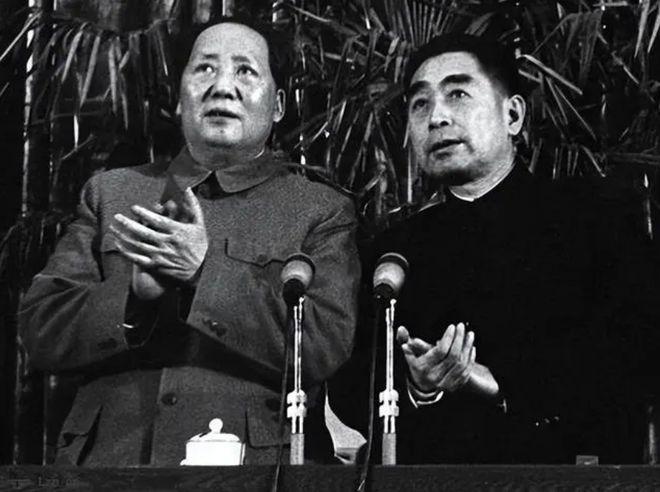 1965年，毛主席秘密接见周总理：有一个绝密计划，目前只能你知我知。37年后，这个秘密被公诸于世，世人无不为之震撼。

（中央党史和文献研究院《周恩来：中国尖端技术发展的总设计师》；央视网《中国核潜艇亮相之旅》）

1965年的北京，秋意渐浓。中南海的一间小会议室里，灯亮到了深夜。屋里没有旁人，只有