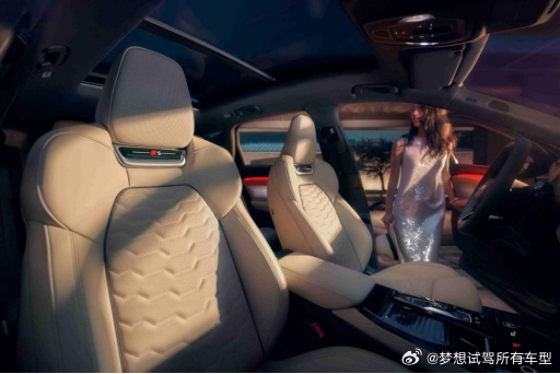 泡水500毫米没事？一汽奥迪Q6L e-tron电池多硬
前阵子暴雨，好多车泡在水里报废了，我朋友的一汽奥迪Q6L e-tron在水里泡了半天，出来之后居然啥事没有，直接开走了 🌊
去查了一下才知道，这车的电池密封做得特别狠，整车涉水深度达到500毫米，是国标标准的5倍。也就是说泡在水里出来之后都不用修，直 ​