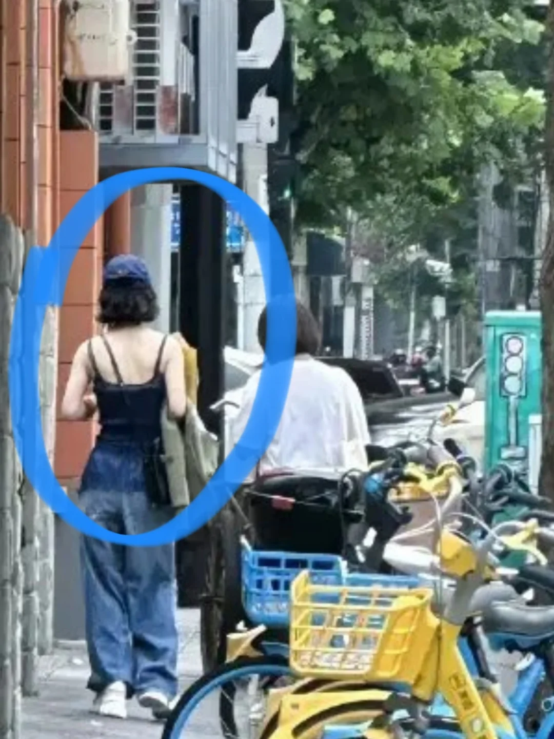 偶遇穿吊带的赵丽颖逛街