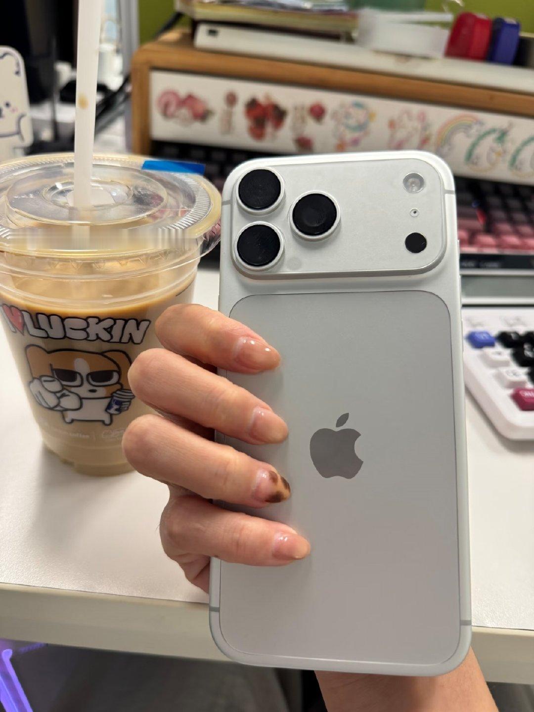 收到一个投稿，从 iPhone 13 直接换到 18 Pro Max，本来以为会有跨时代的感觉，结果也就这样。
 
屏幕大了，续航好了一点，但机身重了不少，单手拿久了累，打和平精英反而觉得笨重，操作不顺手。
 
她的总结是，大一点、耐用一点、重很多，其他没什么惊艳的，可能是 13 本身太能打了。 ​