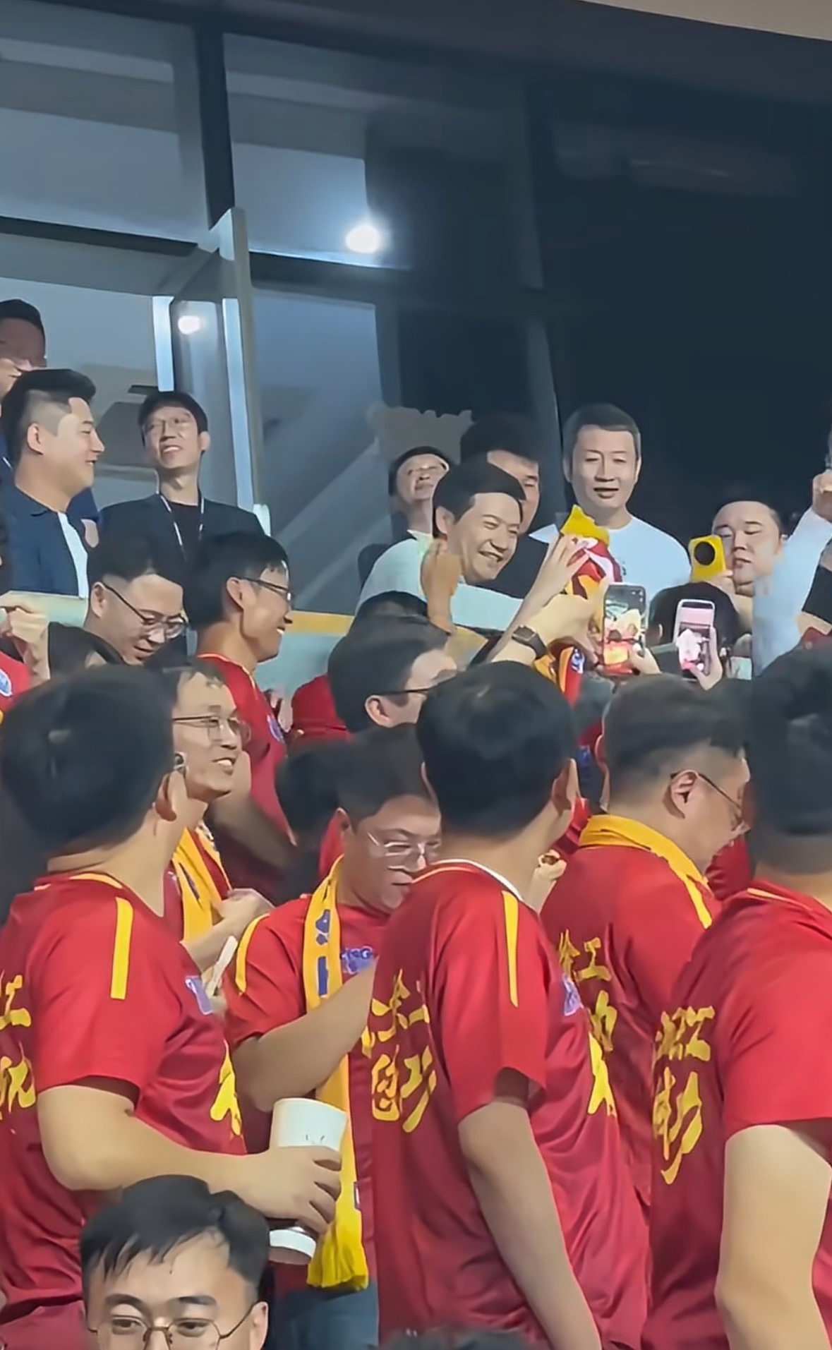 #苏超#
长久以来，民间体育赛事较少获得头部科技企业的关注。雷军及小米将视线投向江苏本土的民间足球，用温和的方式拥抱地方群众体育。这种跨界不仅为“苏超”带来了前所未有的重磅曝光，让更多普通人坚持的足球梦想被看见，也向社会传递了一个积极信号：民间体育正慢慢走进大企业的视野，有助于为全 ​
