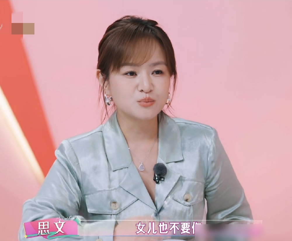 6岁被扔进体校，12岁进国家队，她妈现在哭诉你不要我了。
张家齐反问了一句：我6岁一个人进去，有没有想过爸妈不要我？思文在观察室补了更狠的一刀，直接戳破这层窗户纸。
再看那封家书：虽然你表现得不太好，妈妈还是原谅你。东京奥运前写的。13岁拿81万奖金，钱在妈手里。退役了，账户自己没摸过。
女儿