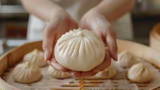 90后开小笼包店直播20分钟卖1400万元。
 
很多人看到这个数字，第一反应都是不敢相信，一份日常早点，居然能在短短二十分钟里，卖出这么高的销售额。这位来自嵊州的90后创业者，当初拿出全部积蓄回乡创业，一心想把家乡的小笼包做成连锁品牌。线下门店最红火的时候，十几家店铺同时运营，收入看着十分可观，她
