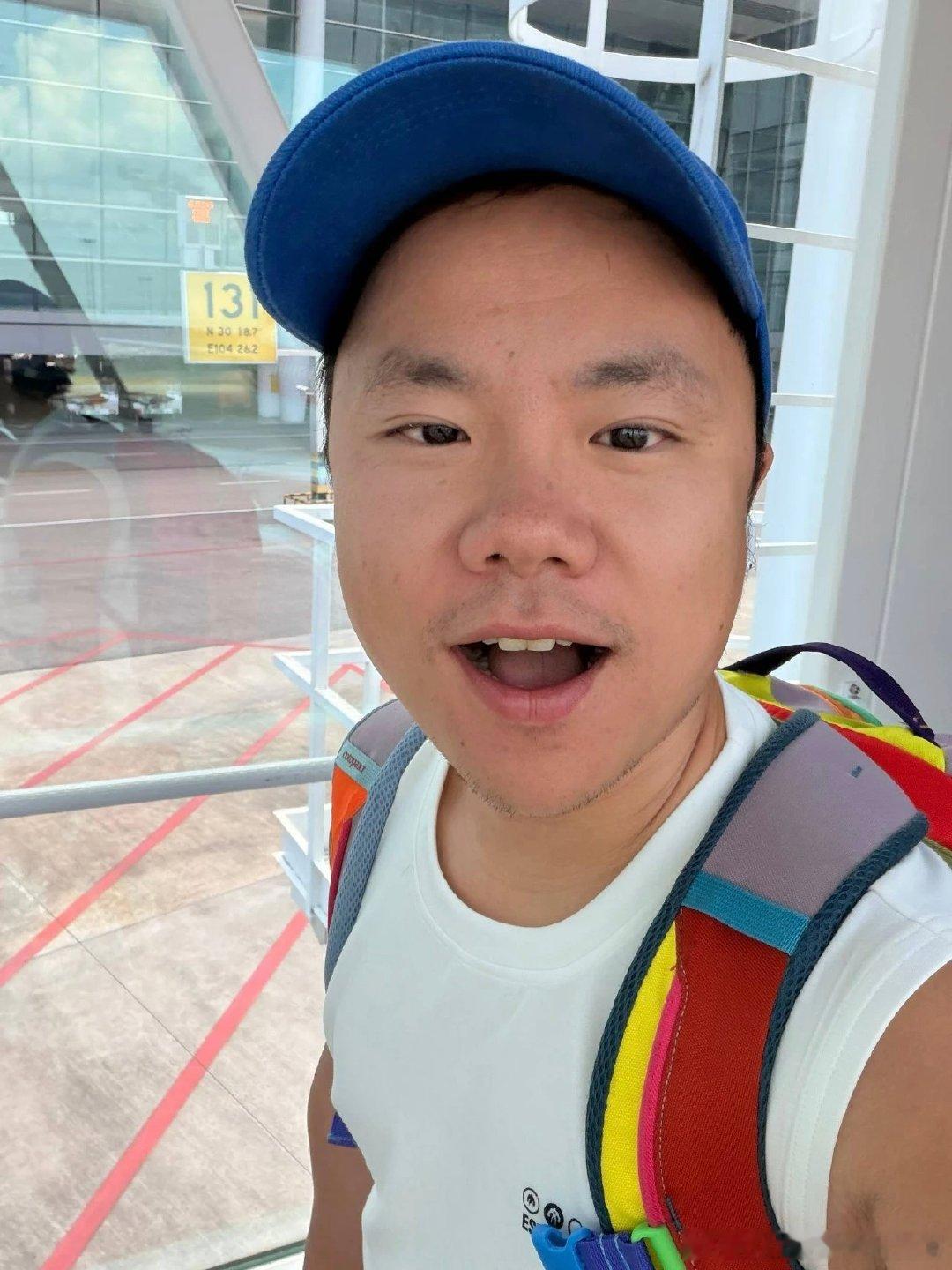 这轮出海，真正的机会不在美国。

在深圳聊了一个很有意思的人。
 
原本只是边录边等，没想到一坐下来，我就觉得这个人有点东西。
 
因为他不是在讲空泛的全球化机会，他讲的是自己真金白银踩过坑之后，总结出来的出海路径。
 
今天中国人讲出海，核心已经不在于要不要出海了，更应该思考你到底带着什 ​