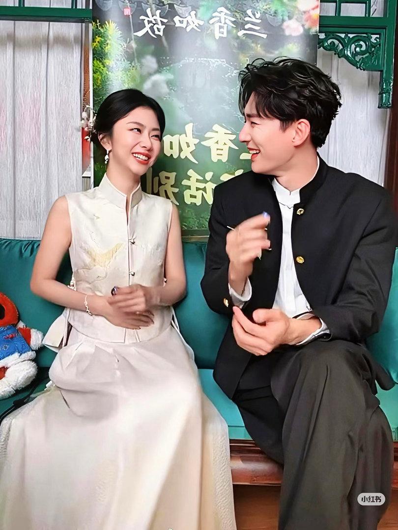 #谭松韵刘学义像疲惫了一天的新郎新娘# 《兰香如故》收官，主演赶来直播，和陪伴剧集的观众好好告别。 ​