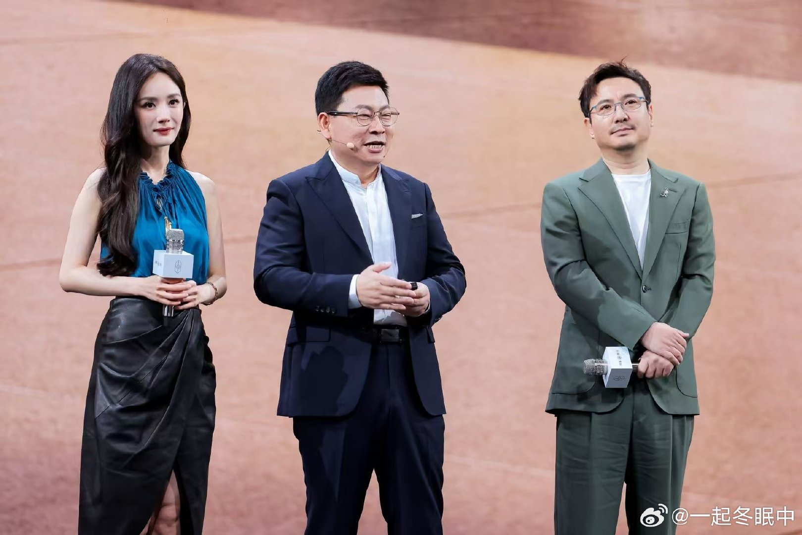 #杨幂沈腾外甥女二舅再合体# 沈腾和杨幂再度同框，二舅和外甥女的梗算是彻底玩明白了，发布会现场一定很精彩 #杨幂沈腾亮相享界发布会# ​