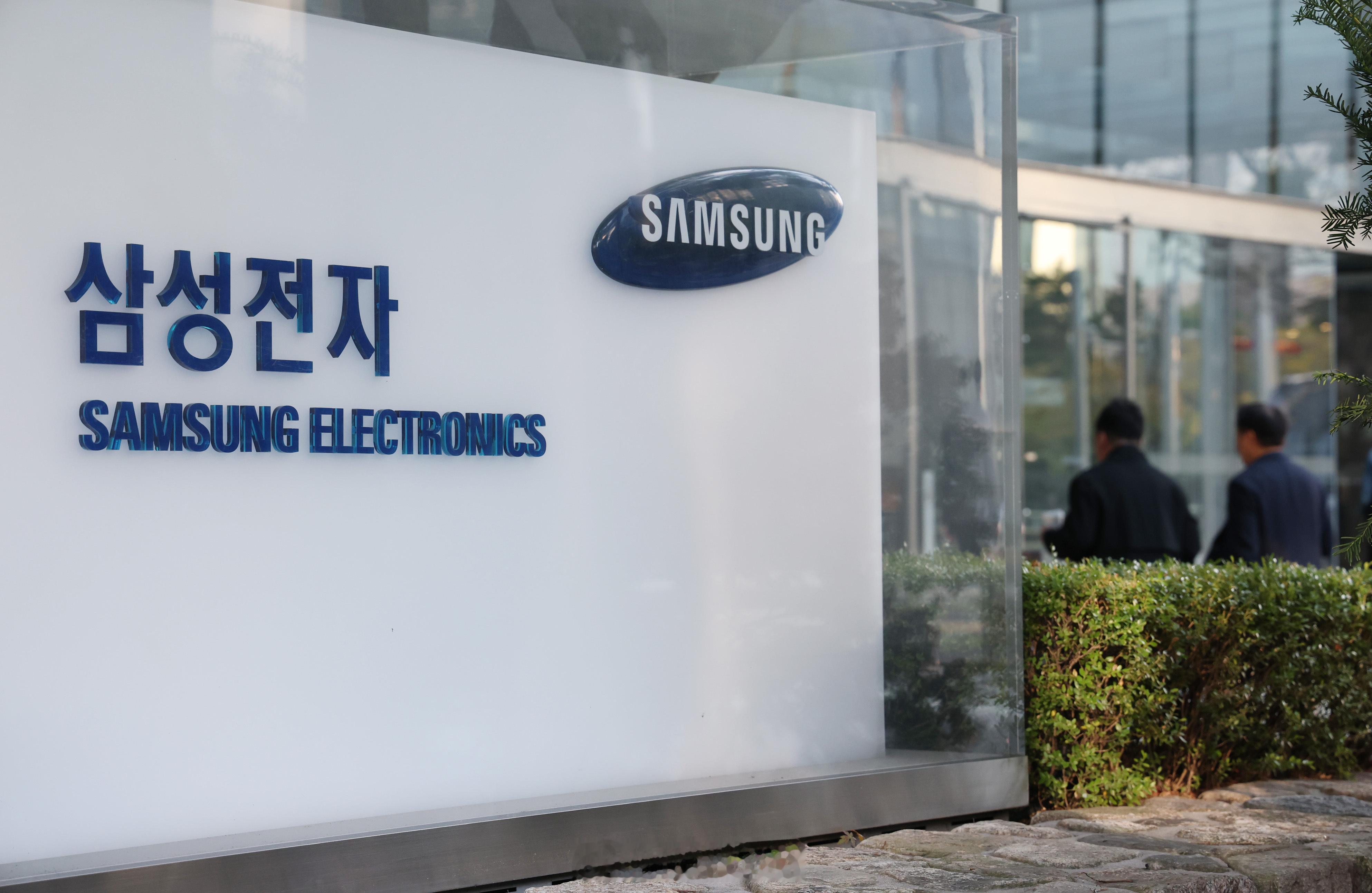 【三星Exynos 2700跑分表现亮眼 多项性能指标领先高通】三星电子自主研发的新一代移动应用处理器（AP）Exynos 2700在性能测试中表现优于高通最新旗舰芯片，在中央处理器（CPU）和图形处理器（GPU）等关键指标上展现出竞争优势。该芯片预计将搭载于明年推出的Galaxy S27系列智能手机。

韩国半导体业界2 ​