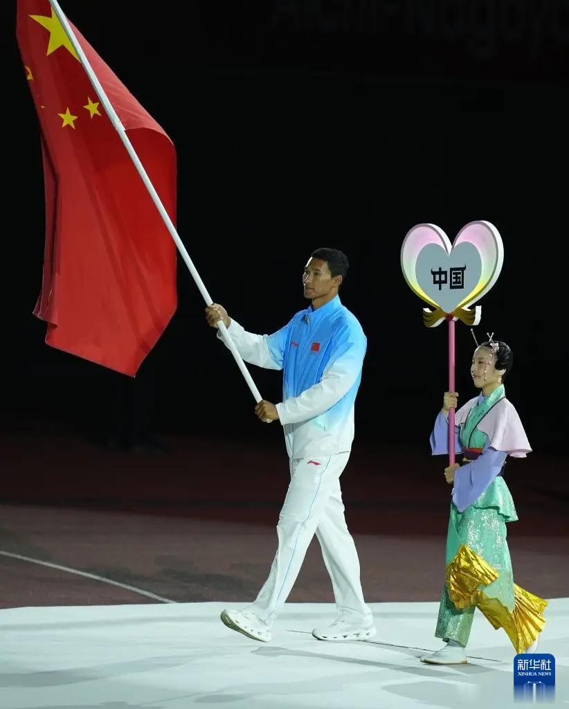 10月4日晚，第二十届亚运会闭幕式在日本名古屋瑞穗公园田径场举行。中国体育代表团旗手、帆船运动员毕焜高擎五星红旗步入现场。

这是毕焜第三次亚运会之旅，却是他第一次参加亚运会闭幕式。

“作为运动员，担任旗手是莫大的荣誉。”毕焜说。就在前一天，他拿到本届亚运会水翼帆板iQFOiL级冠军，当晚 ​