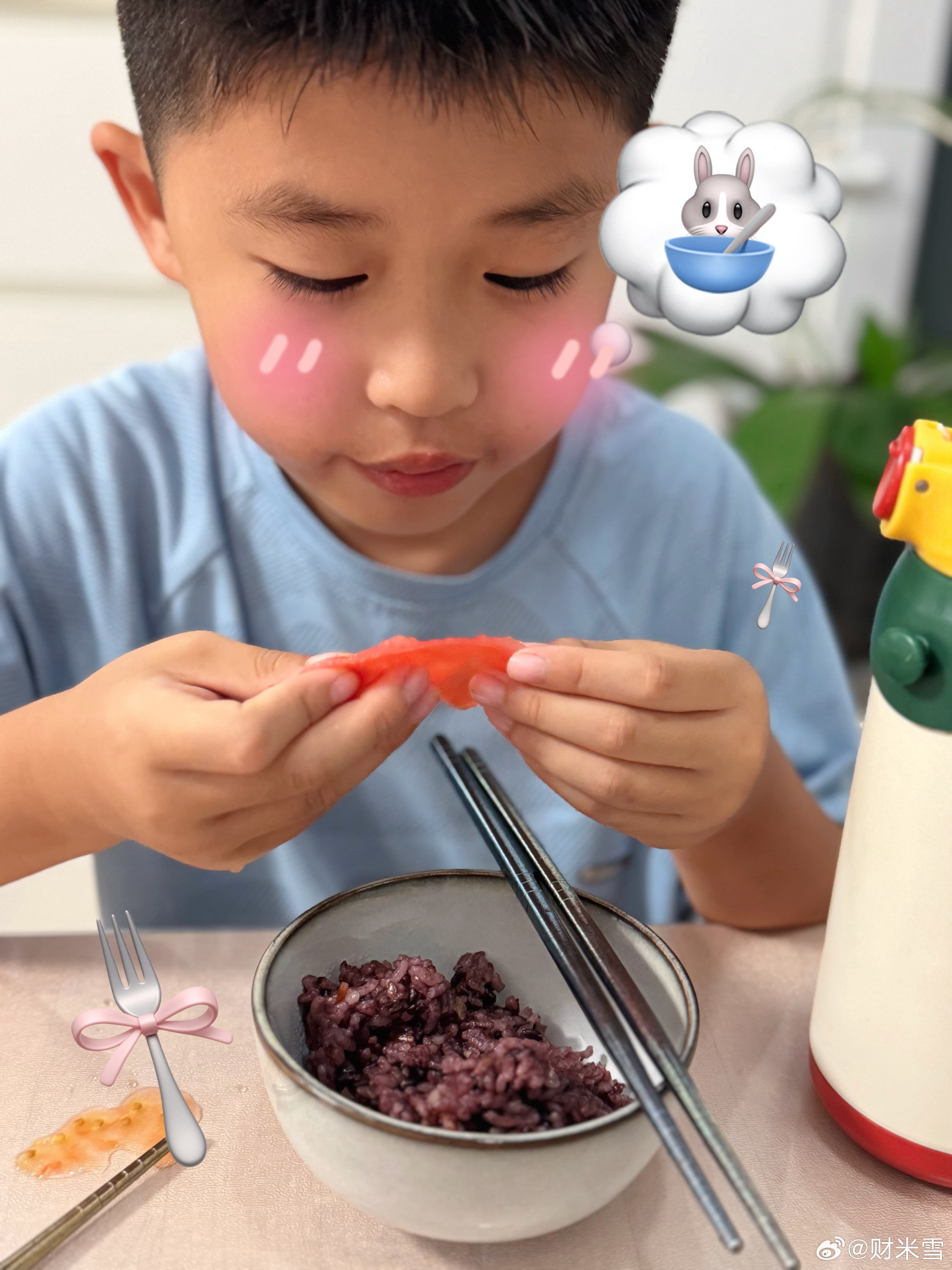 山东枣庄一名13岁男孩身高已达2米01，近日他妈妈在采访中端出巨型饭碗催他再长几公分，爸爸一句“养娃跟种庄稼一样”的比喻更是让网友直呼真实。  一、饭碗升级到“巨型”- 碗的规格：吃面条用大碗，喝汤或