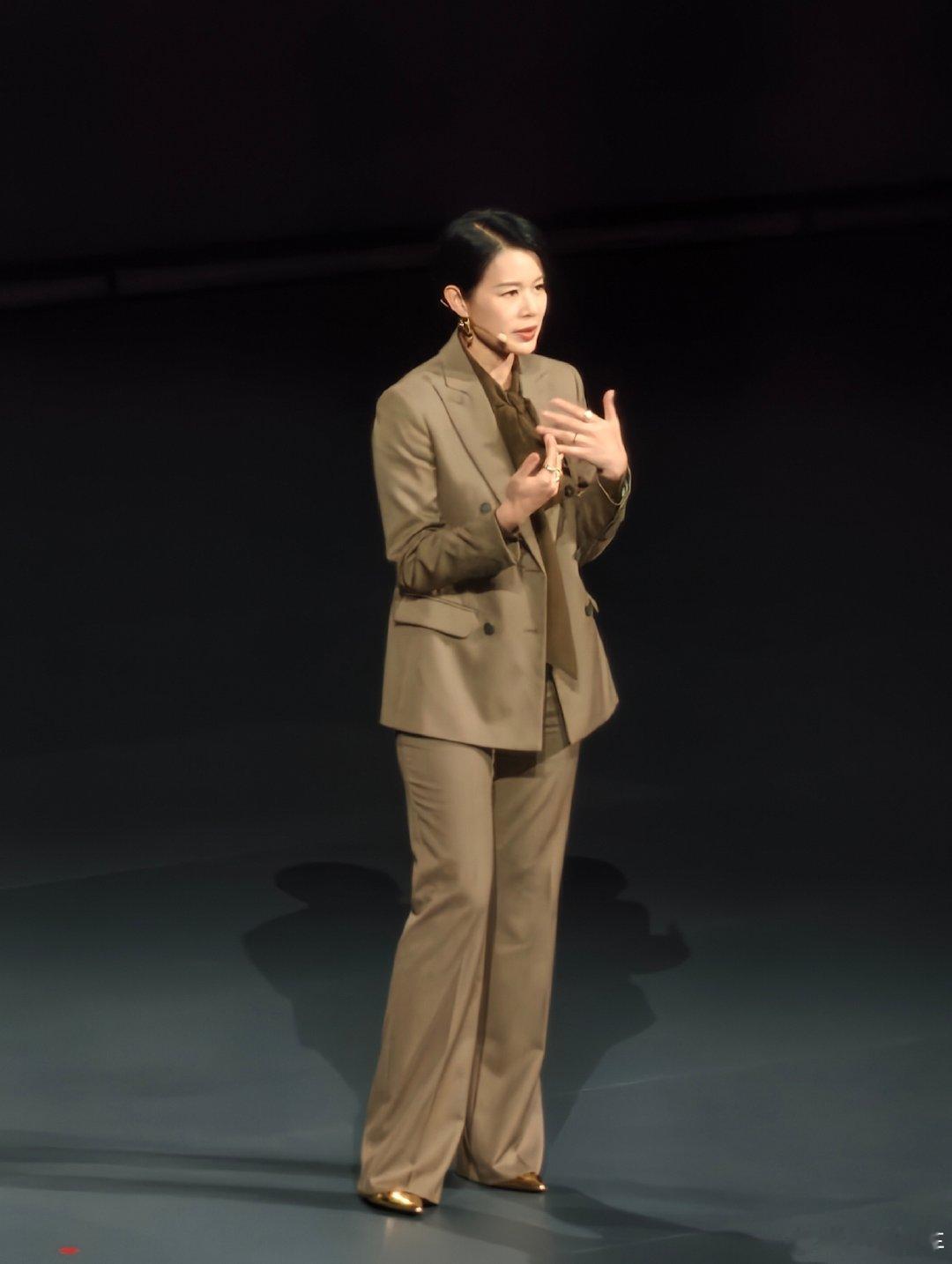 #奕境x9# 上市发布会请来了大女主胡杏儿，她还是三娃妈妈！虽然有些专业的台词有点拗口，但是她真的好敬业，舞台感很强，看得出来这台车她是真的喜欢，讲的很多功能点都是大家听得懂的日常，觉得非常有意思，发布会现场的掌声也是此起彼伏！#买车就买乾崑智驾‍#  ​