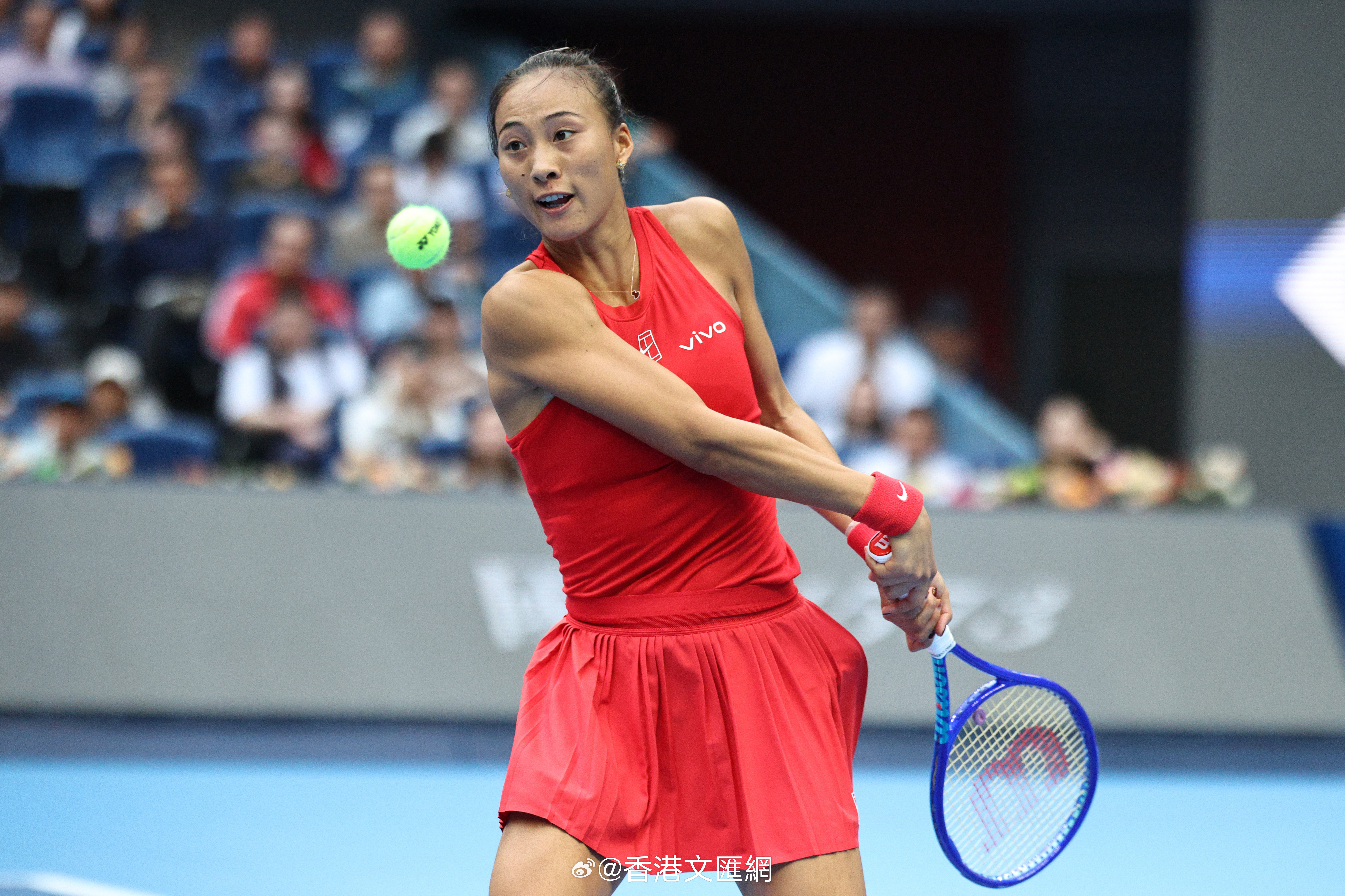 #郑钦文将参加WTA250中国香港站# 本月底维园网球场举行的“保诚香港网球公开赛2026” 再迎好消息！赛会宣布中国网坛巨星郑钦文将首度来港参赛，而网坛传奇“大威”云露丝威廉丝亦将重临维园出战单、双打项目，力争这项总奖金高达28万美元的本地网坛盛事锦标。

本届“保诚香港网球公开赛”获大型体育活 ​