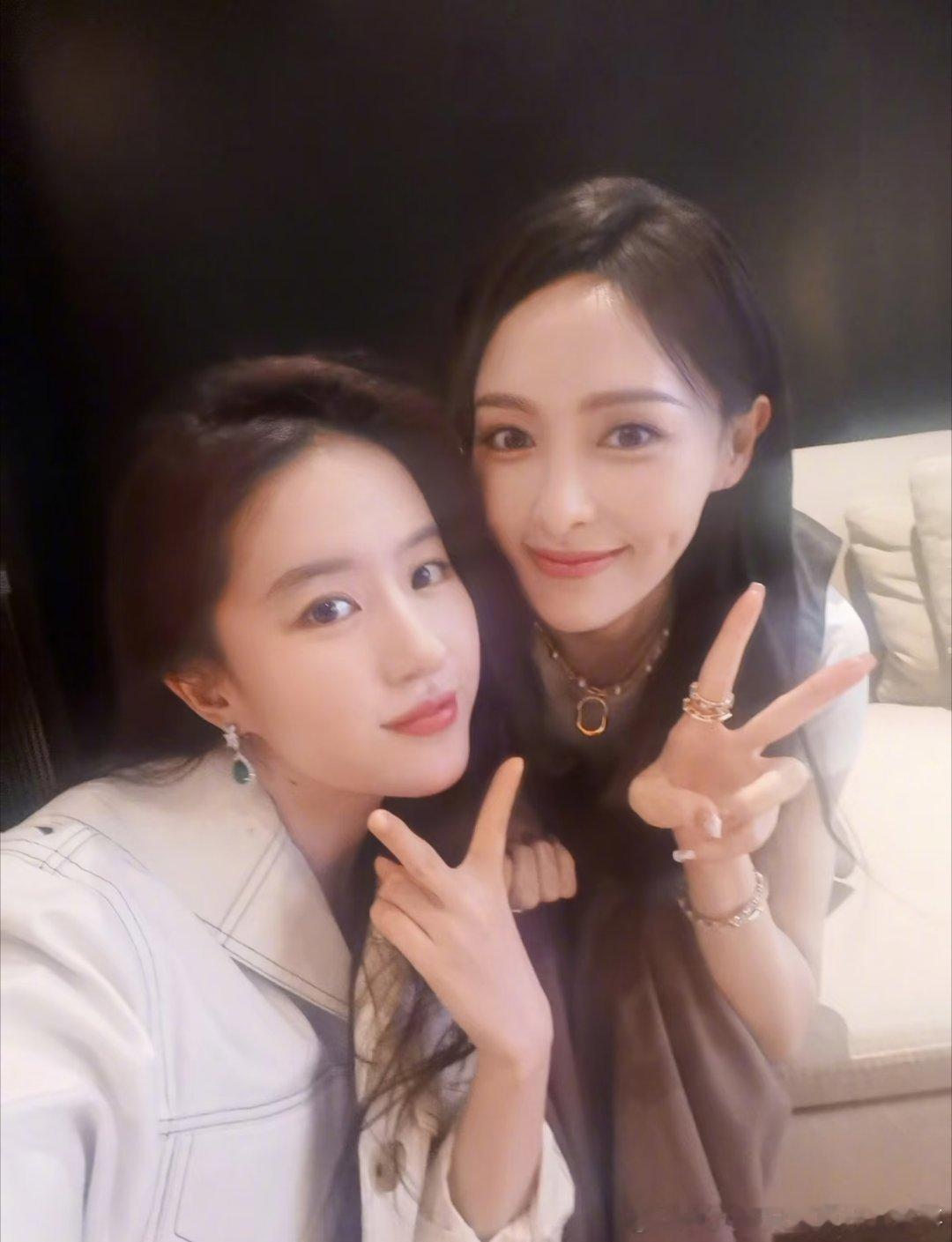 唐嫣连续十二年为刘亦菲庆生，好美的友谊 ​