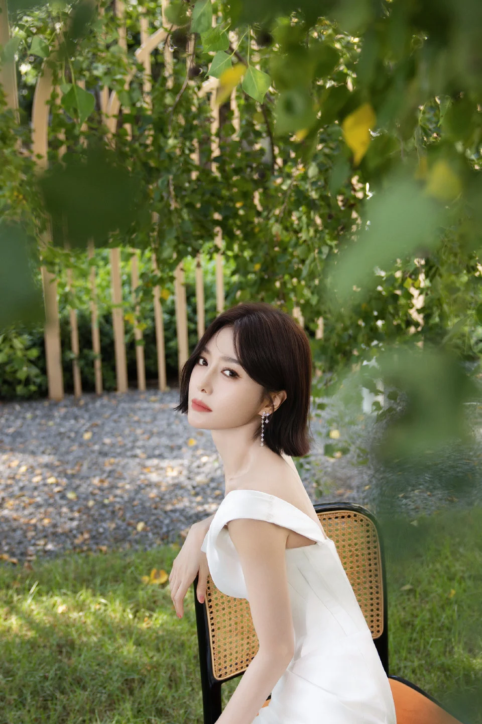 给秦岚品牌活动化的妆