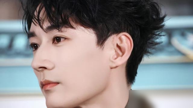 刘学义在片场把粉丝“骂”了一顿，话却难听得让人舒服。
他直接跟探班的人说，别大老远跑来了，把钱留着给自己买点好的，给爹妈花。语气清醒得不像个明星。现场没人觉得被冒犯，反而全在点头。
这人刚凭《兰香如故》里的林锦岐火完，戏里咳血下线，戏外却一点不飘。播剧期间他拿角色口吻写了17篇日记，从新婚写到月