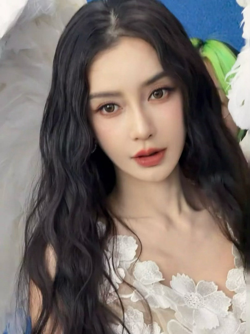 #angelababy[超话]#   [送花花]#angelababy三拾澄明七堇新荔# 

一滴泪的重量 落在我的心头 于是我驻留

​