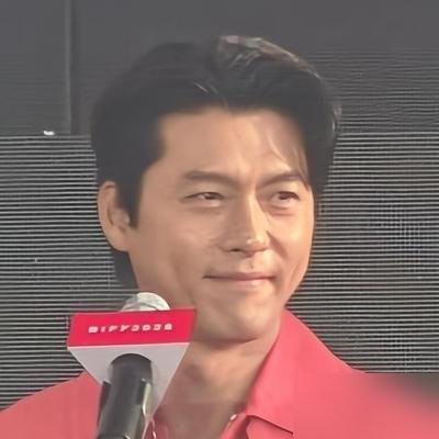 玄彬这张脸，直接把韩国医美界干沉默了。

釜山红毯的无修生图一出来，满屏都在盯着他的下颌线。发腮、皱纹、松垮的眼角，岁月该留的痕迹他一个没落。站在一堆靠玻尿酸强撑着“逆生长”的同行中间，他那张疲惫的中年男人脸，扎眼得很。

不少人在叹息男神迟暮，可现实是，他刚靠着胖了14公斤的身板，在百想颁奖礼上把