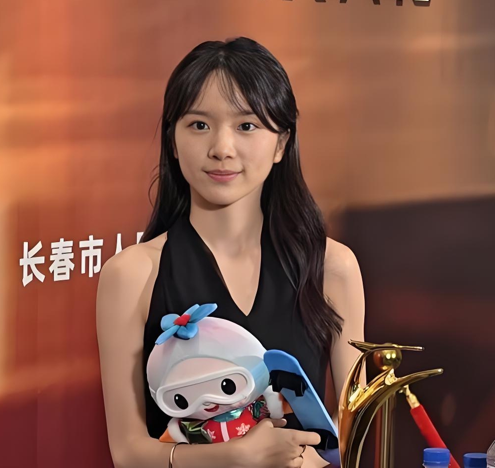 有件事我一直不敢说。

李思潼首部电影就拿影后，

说实话我有点担心她。

不是因为她不够好，而是起点太高了容易遭人眼红。

别人在娱乐圈摸爬滚打几十年都未必有这成绩，她一部戏全有了。

但现在的影视行业，不是有演技就能站稳的，圈子比实力更重要。

她第一部戏就能拿到这么好的资源，以后的路反而更难走