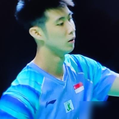 亚运会羽毛球收官战，男单决赛，泰国选手昆拉武特对阵新加坡选手骆建佑。
上一次泰国男单站上亚运领奖台还是1970年，银牌。之后半个多世纪，泰国羽毛球不是没人，是总差那么一口气。直到这个00后站到世界第一的位置，压力反而比排名长得更快。他自己赛后也承认，最近打得不好，世界第一这顶帽子压得人喘不过气。