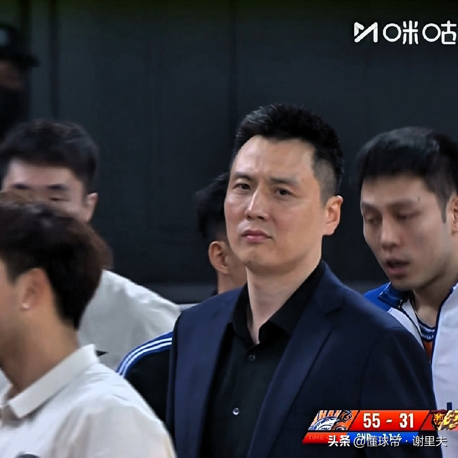 拒绝人情世故！卢伟最后11.4秒，上海领先广东24分仍叫暂停布置战术，杨鸣：毕竟也是冠军教练了！比赛中，焦泊乔对位王哲林被上课，空篮不进+防守被刘铮戏耍，广东外教雅帅很生气，一度派上全华班，杨鸣点评：这是极端操作。

广东队篮球被对手压制，李弘权隔扣陈家政，杨鸣解说：有鄙视表情广东失去铁血的气质，缺