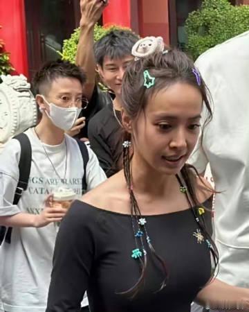 年近50还跟少女一样，周杰伦不后悔我不信。